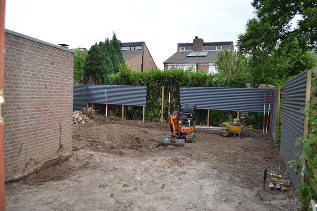 een schutting van golfplaten